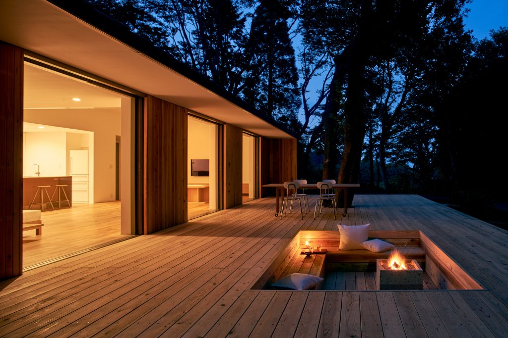 Minimalistický bungalov nabízí unikátní prolnutí interiéru s extériérem