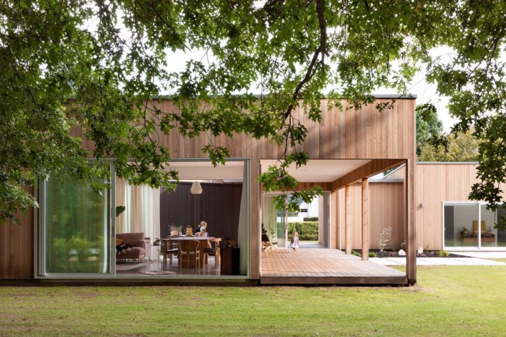Rodinný dům, který stírá hranici mezi interiérem a zahradou, umožňuje přesunout obývák i na zahradu
