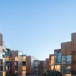 Unikátní rezidenční bytový komplex je postaven jako dřevostavba, která je doslova protkána zelení