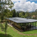 Jednoduchý, funkční a ekologický dům s unikátní motýlovou střechou složili jako skládačku