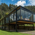 Jednoduchý, funkční a ekologický dům s unikátní motýlovou střechou složili jako skládačku