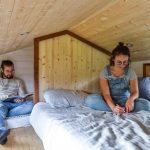Mladý pár si svépomocí postavil minimalistický minidomek, který akorát stačí na pohodlné živobytí