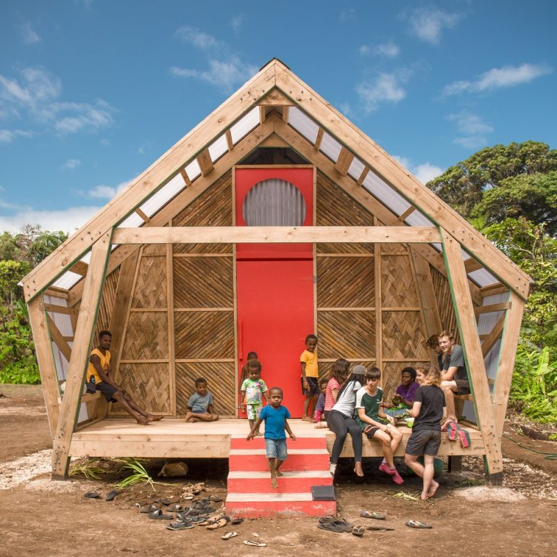 Po zničujícím hurikánu byla na ostrově v Oceánii postavena nová extrémně odolná budova školy
