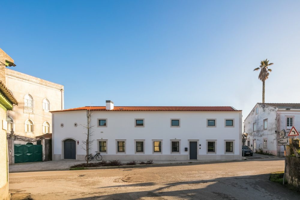Architekti vdechli rodinnému domu na portugalském venkově nový život