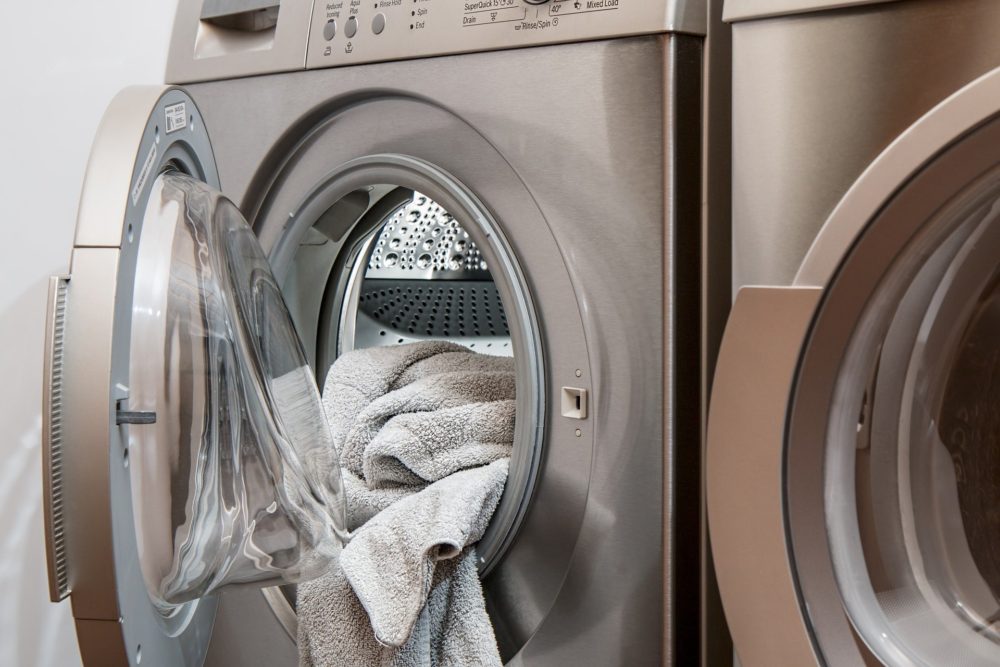 Chcete-li mít čisté a voňavé prádlo, nepodceňujte čištění pračky