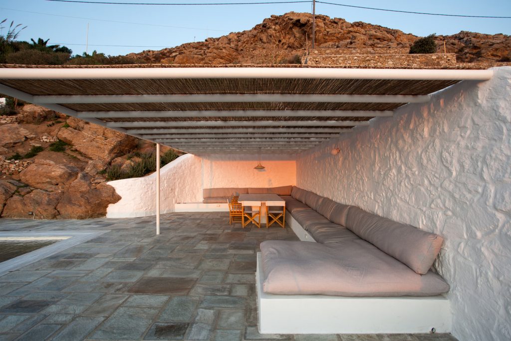 Prostorná terasa slouží k relaxaci i stolování