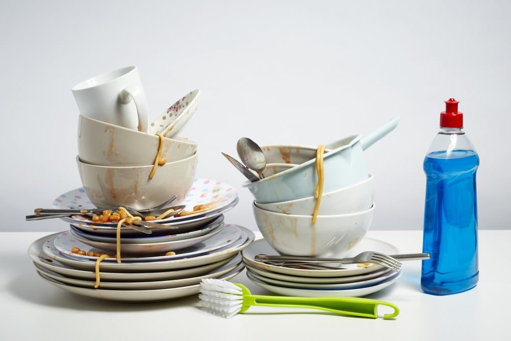 Vyrobte si doma efektivní přípravek, se kterým snadno vyčistíte silně znečištěné nádobí