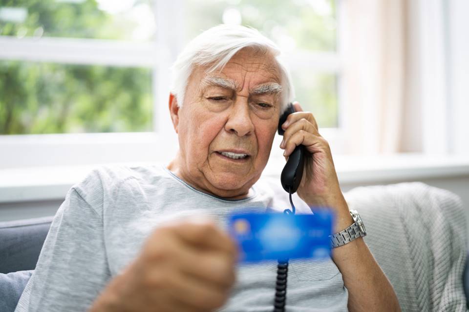 Dotace pro seniory ovládli “šmejdi”. Ošidí vás na zateplení i fotovoltaikách
