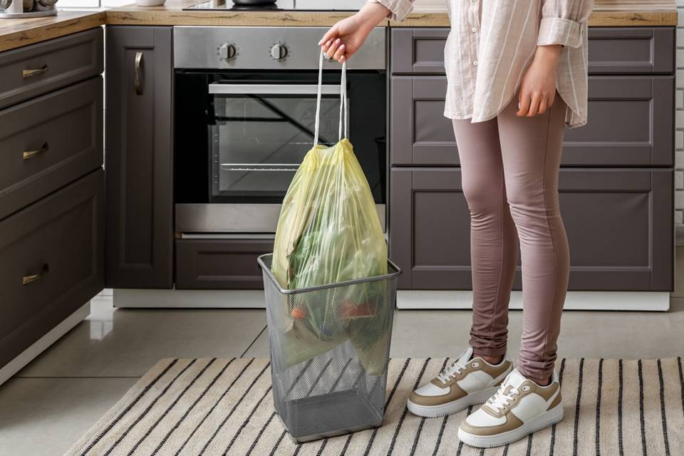 Skvělý způsob, kterým vám pytle na odpadky ušetří místo v domácnosti